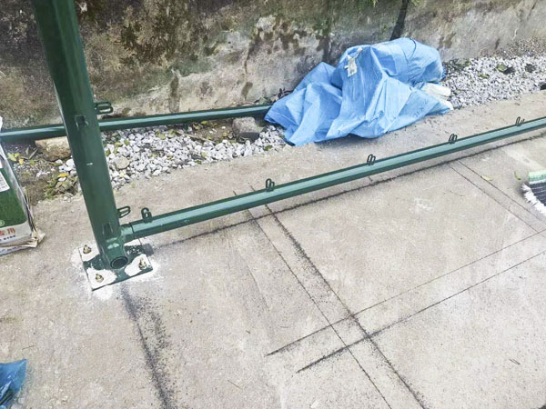 桂林興安縣溶江鎮千家村足球場圍網施工